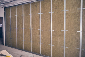 Тонкая усиленная шумоизоляция стен