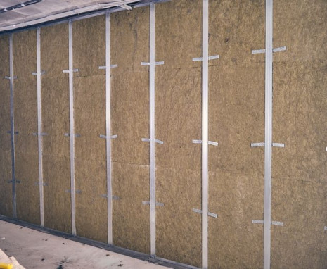 Тонкая усиленная шумоизоляция стен